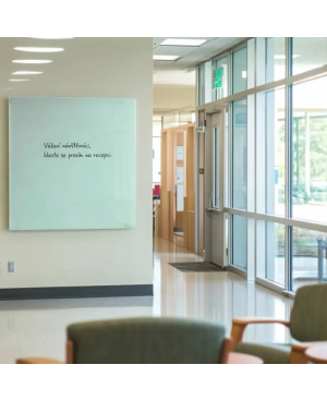 Bílá satinová skleněná magnetická tabule Smatab® pro neziskové organizace